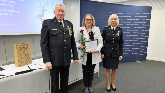 pasniedz diplomu