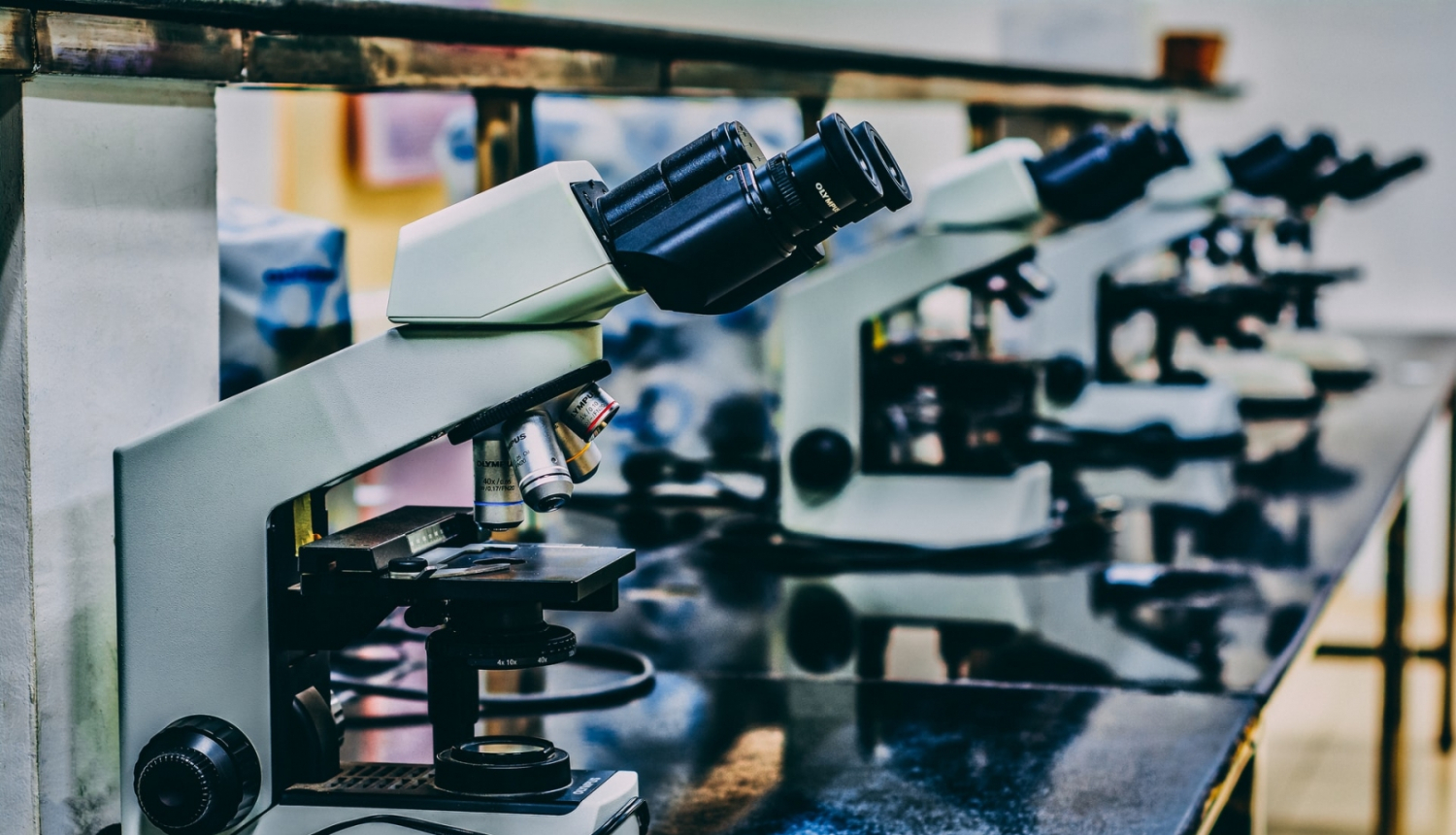 Attēls ar mikroskopiem.